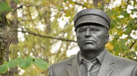 Памятник Владимиру Жириновскому на Новодевичьем кладбище