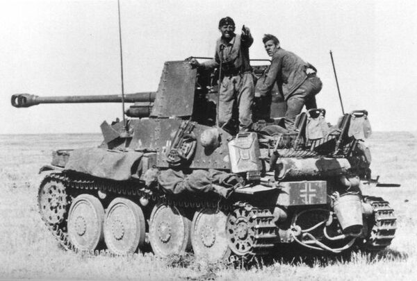 Немецкая САУ Marder III во время Сталинградской битвы. На фото вариант САУ вооружённый трофейной советской дивизионной 76,2-мм пушкой Ф-22. Август-сентябрь 1942 года.