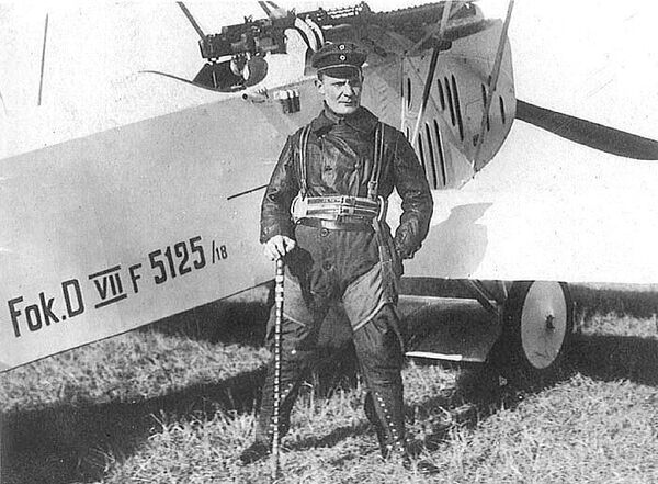 Герман Геринг около своего самолёта Fokker D.VII. 1918 год