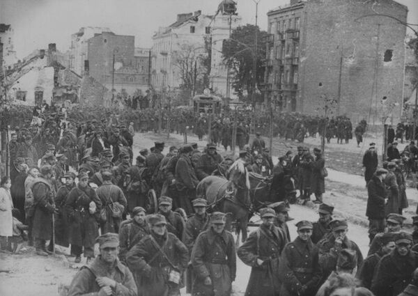 Польские солдаты в капитулировавшей Варшаве, 27 сентября 1939 года