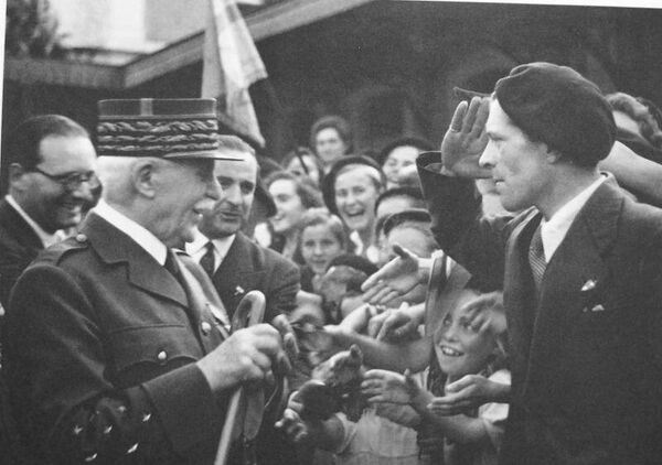 Глава Французского государства Филипп Петен на встрече с французами, 1942 году 