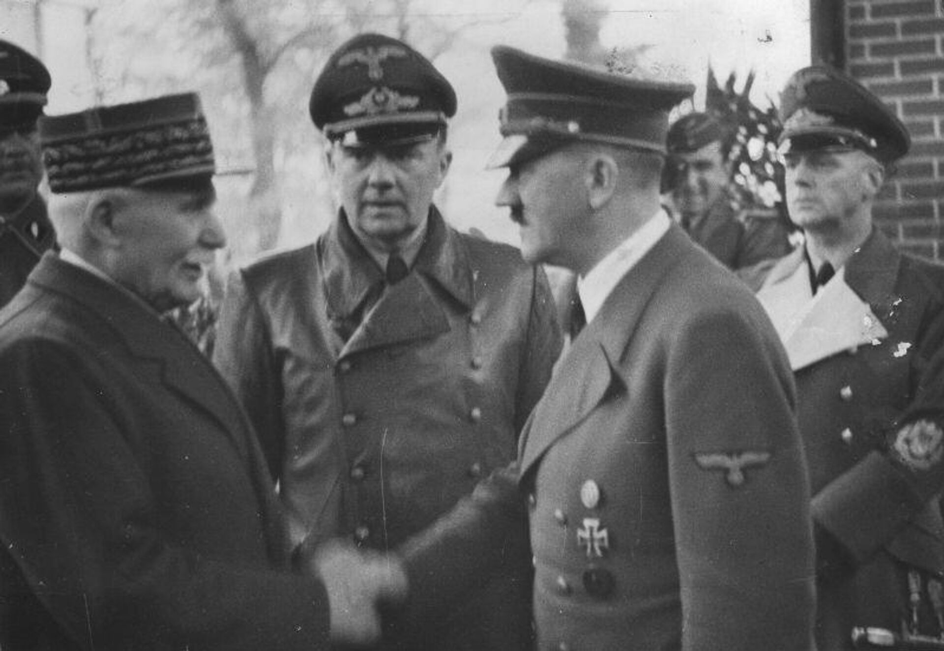 Филипп Петен и Адольф Гитлер. В центре - переводчик Пауль Шмидт, справа - рейхсминистр иностранных дел Иоахим фон Риббентроп). 24 октября 1940 года - РИА Новости, 1920, 24.04.2026