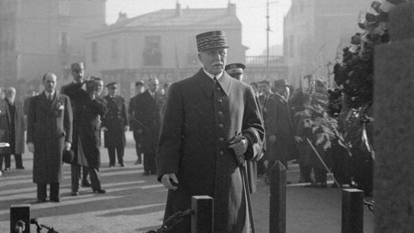 Маршал Филипп Петен у Мемориала павшим воинам Восточной армии и дальних территорий в Марселе, 3 декабря 1940 года
