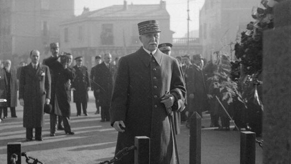 Маршал Филипп Петен у Мемориала павшим воинам Восточной армии и дальних территорий в Марселе, 3 декабря 1940 года