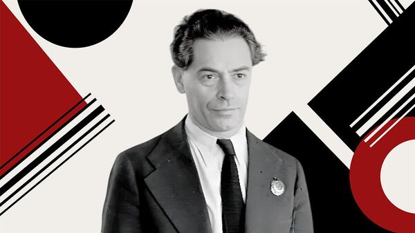 Архитектор Борис Иофан на фоне эскиза советского павильона для Всемирной выставки в Париже, 1937 год