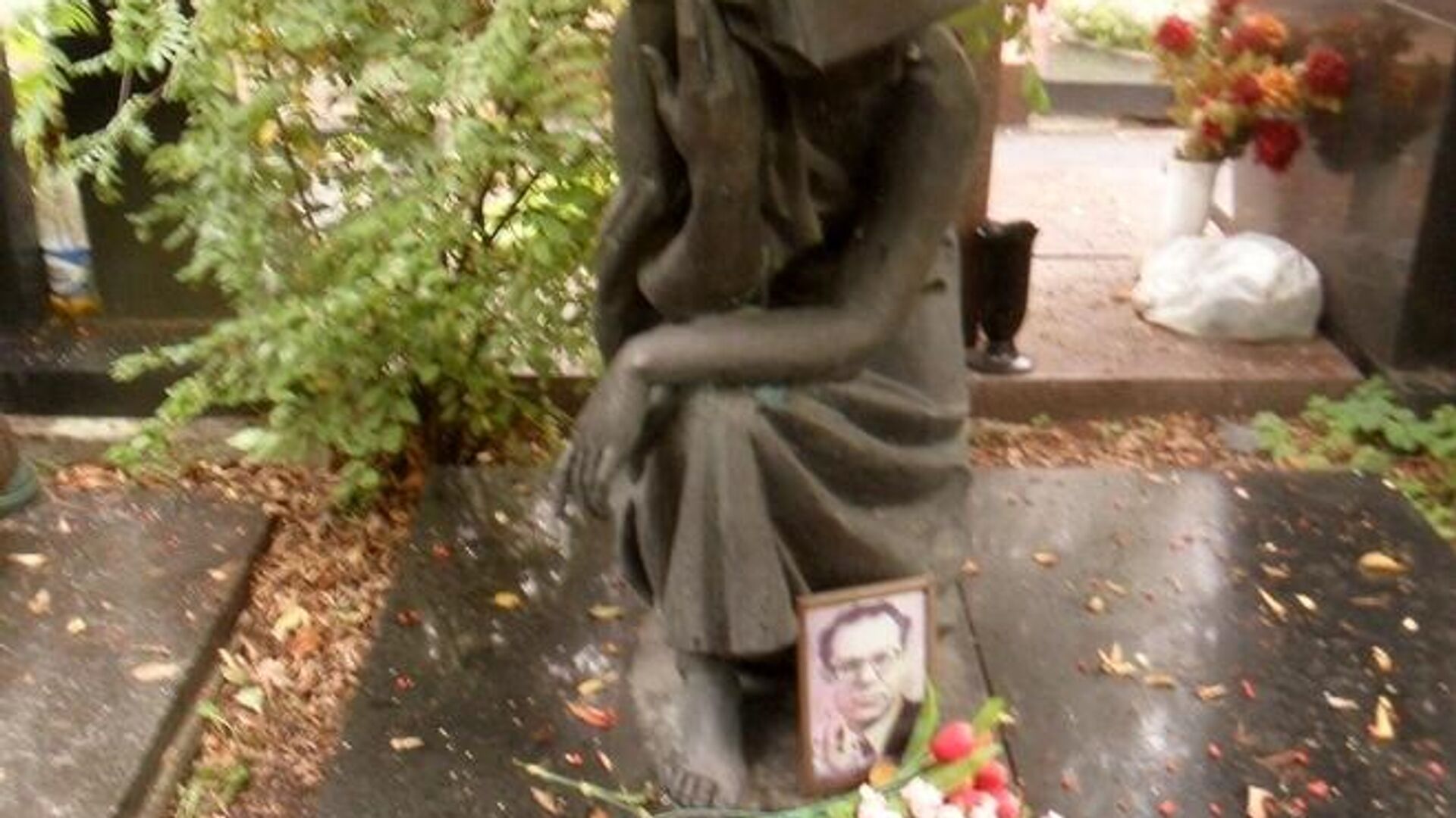 Могила академика Легасова - РИА Новости, 1920, 26.04.2026