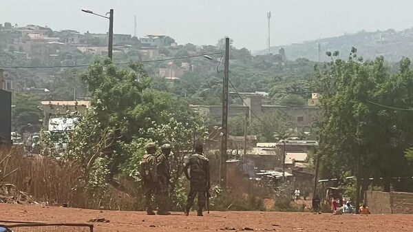 Солдаты Мали во время патрулирования после нападения на главную военную базу в городе Кати