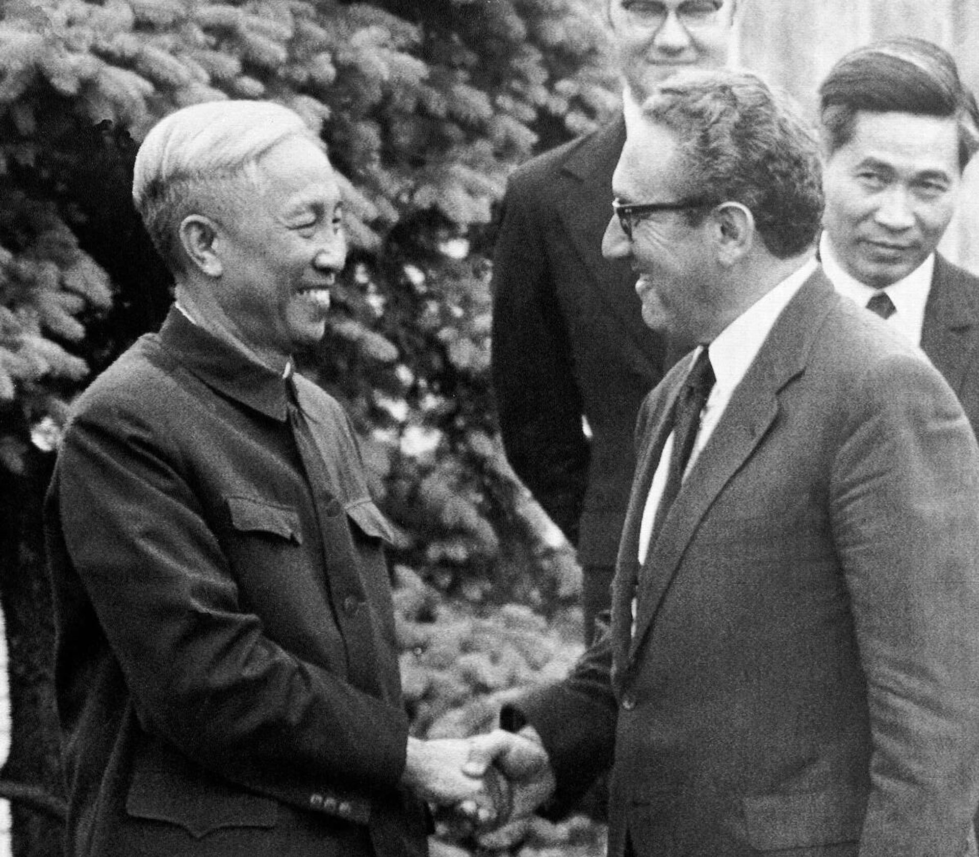 Ле Дык Хо и Генри Киссинджер. Франция, 12 июня 1973 года - РИА Новости, 1920, 28.04.2026