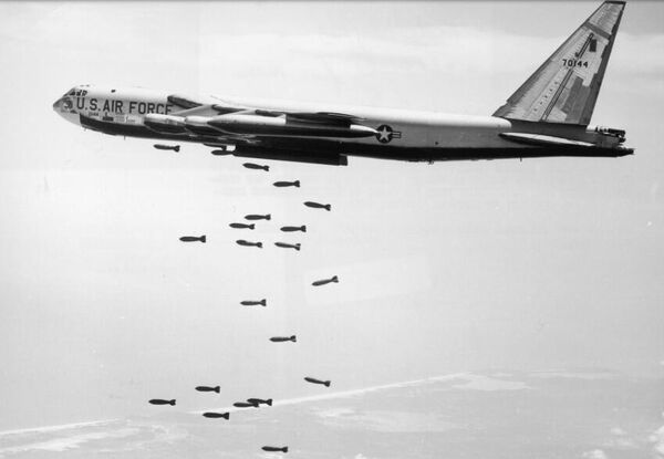 США несут демократию народу Вьетнама. Фото сделано в 1965 или 1966 году, в 1972 этот бомбардировщик был сбит советской зенитной ракетой над ДРВ