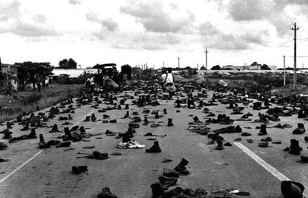 Обувь и обмундирование, брошенные солдатами в попытке скрыть свою службу в рядах вооружённых сил Южного Вьетнама после взятия Сайгона северовьетнамскими войсками. Окраина Сайгона, 30 апреля 1975 года.