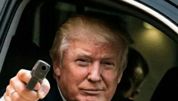 Трамп в окне автомобиля
