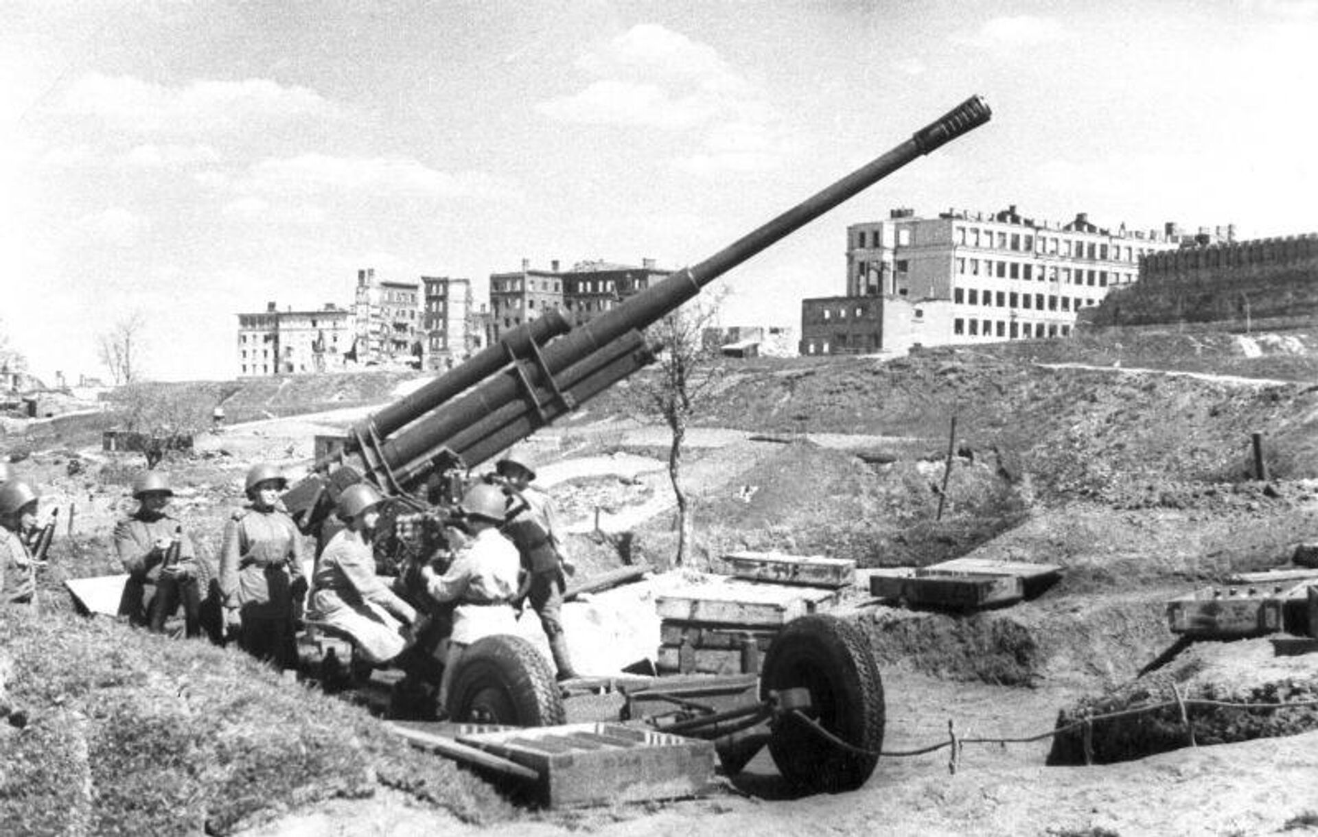Девушки-зенитчицы - расчёт 85-мм. зенитной пушки 52-К в освобождённом Смоленске, 1944 год - РИА Новости, 1920, 02.05.2026