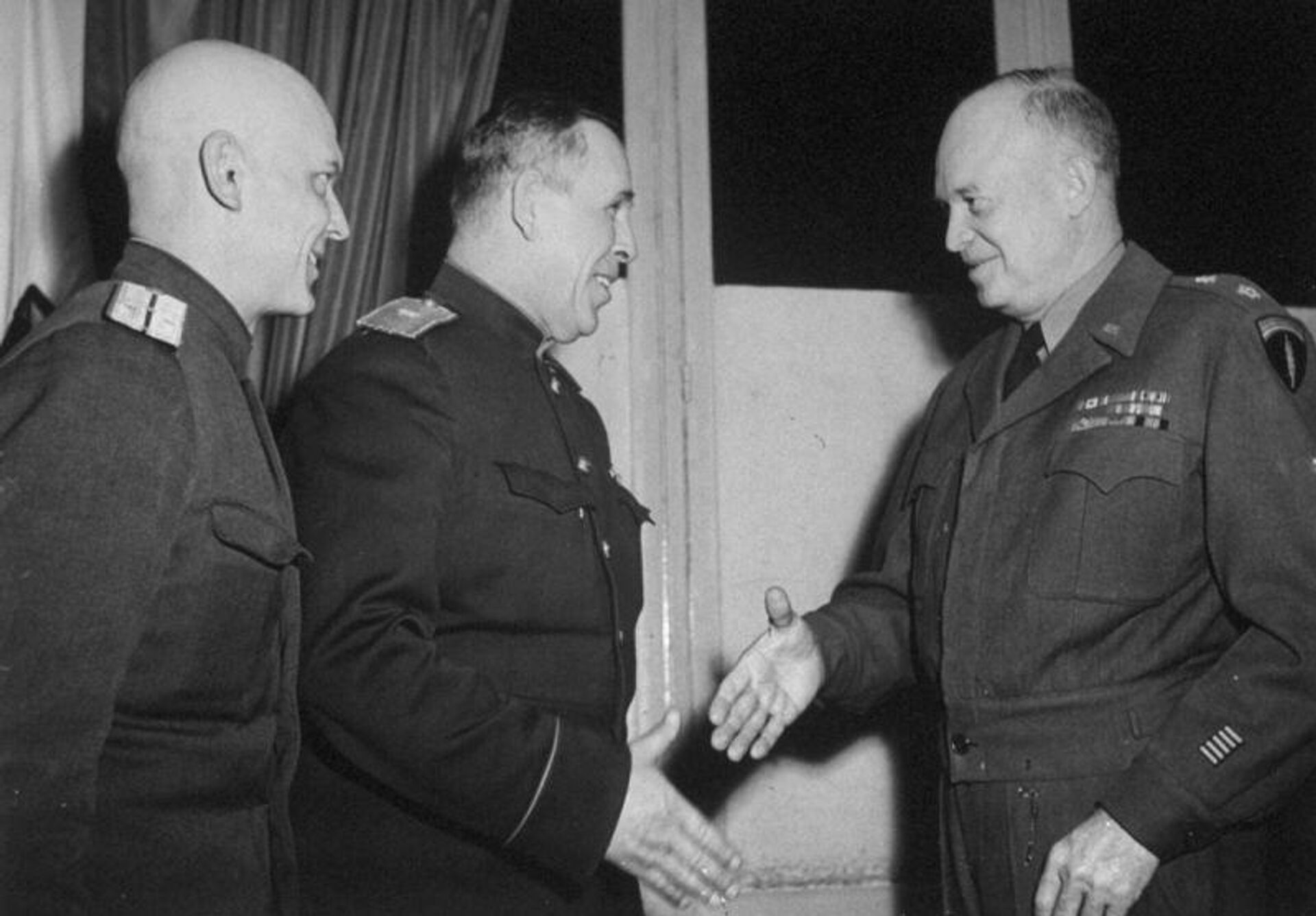 Начальник военной миссии СССР во Франции генерал-майор Иван Суслопаров пожимает руку командующему силами союзников в Европе генералу Дуайту Эйзенхауэру на подписании акта о капитуляции Германии в Реймсе 7 мая 1945 года - РИА Новости, 1920, 05.05.2026