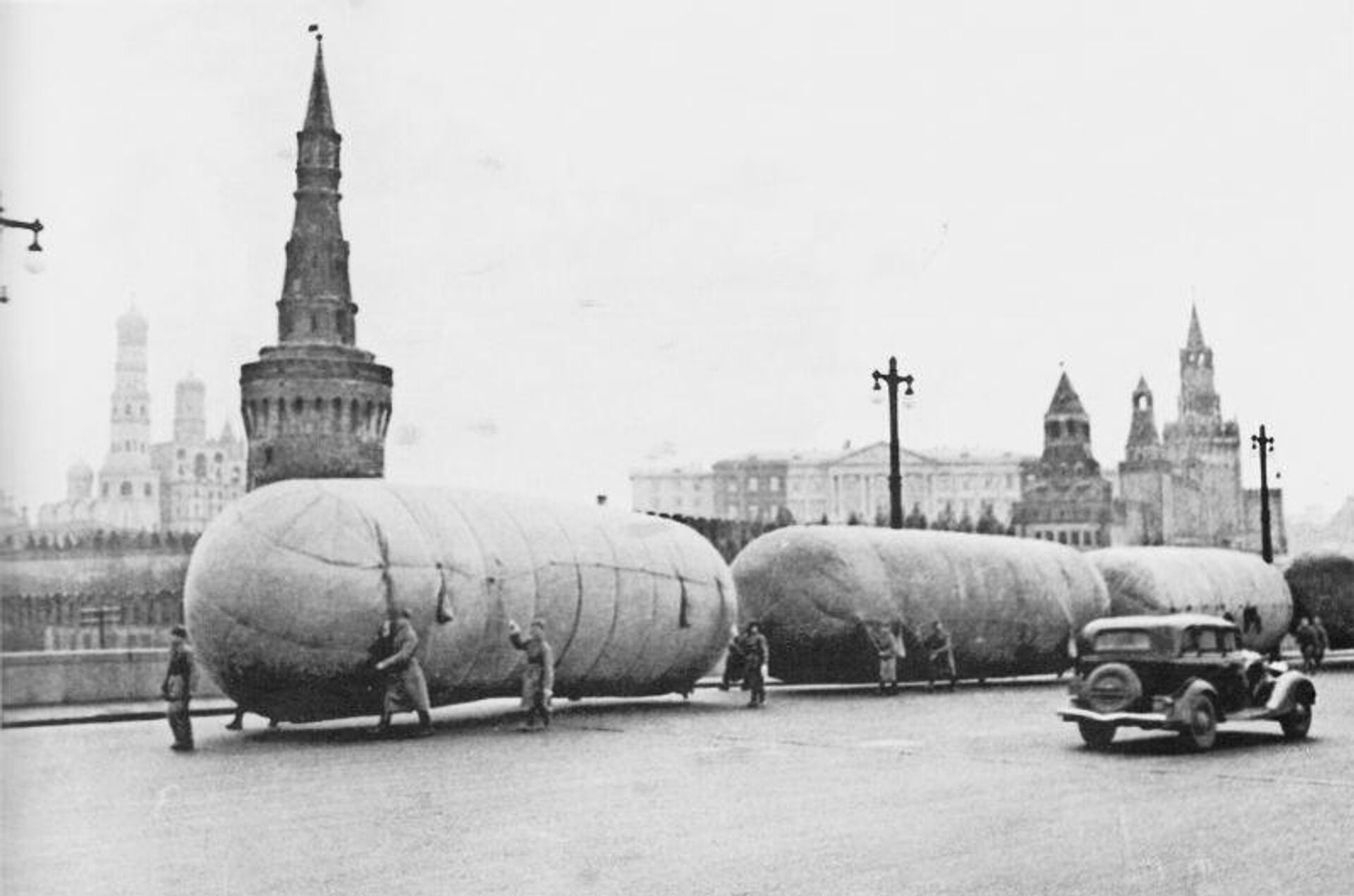 Газгольдеры для заправки аэростатов воздушного заграждения на Москворецком мосту - РИА Новости, 1920, 07.05.2026