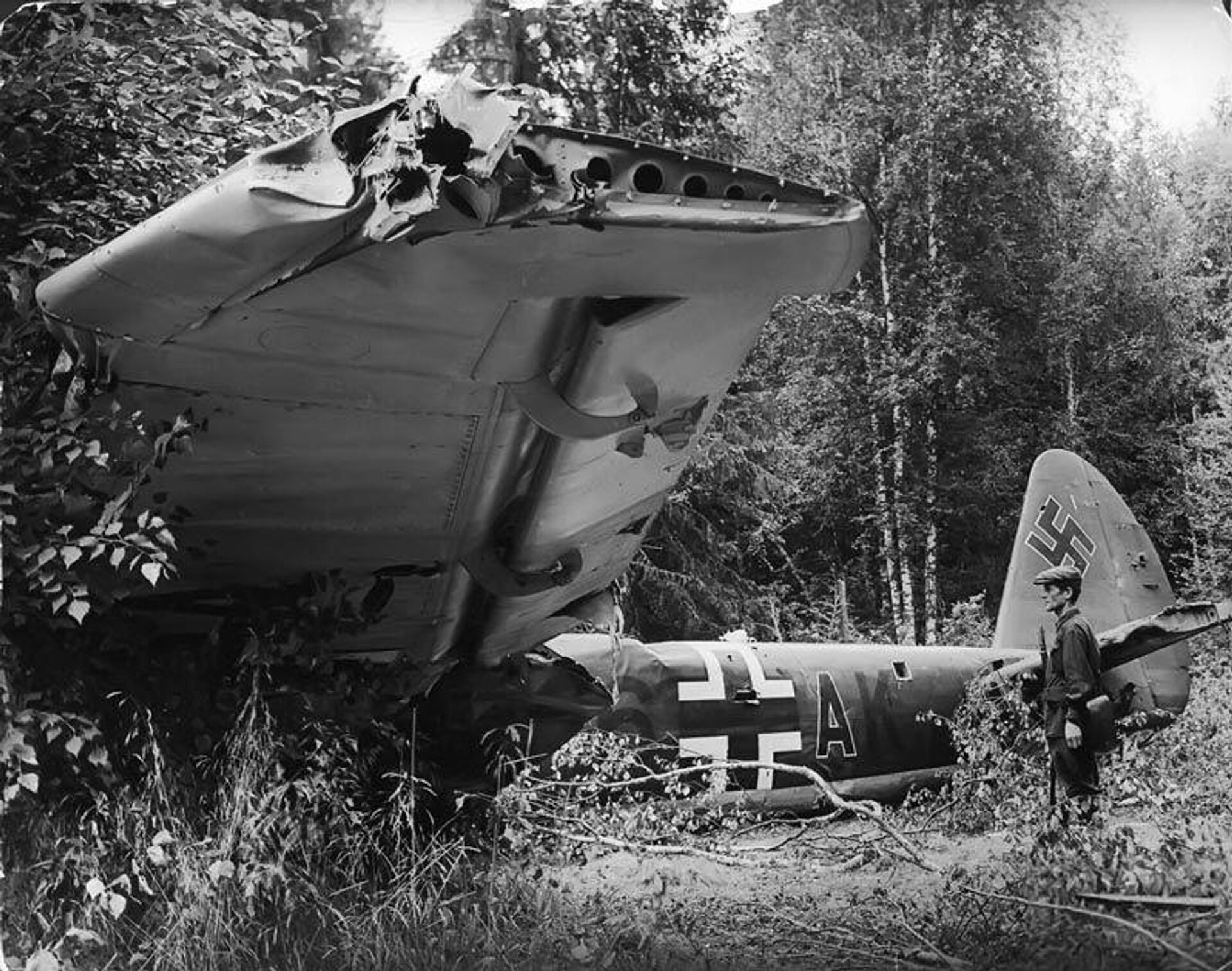 Немецкий бомбардировщик Ju 88 сбитый советским истребителем 25 июля 1941 года около Истры - РИА Новости, 1920, 07.05.2026