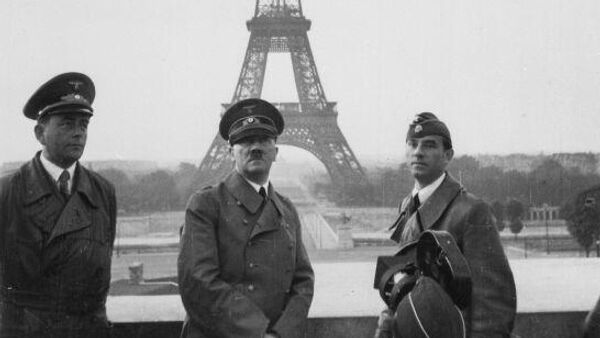 Адольф Гитлер в Париже, 23 июня 1940 года. Слева — Альберт Шпеер, личный архитектор Гитлера, будущий рейхсминистр оборонной промышленности и вооружения. Справа — скульптор Арно Брекер