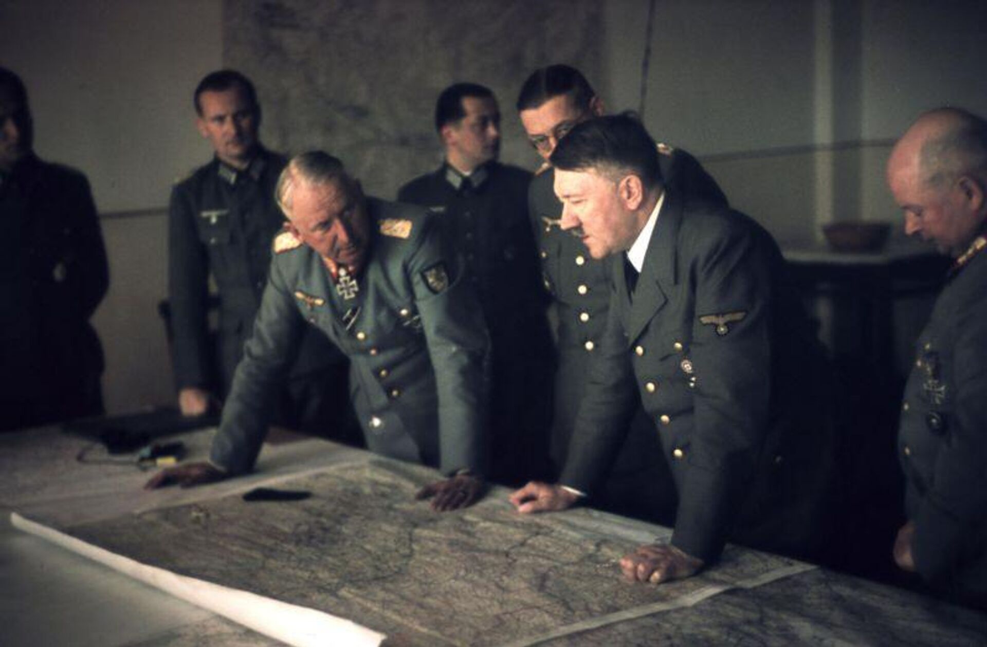 Эрих фон Манштейн и Адольф Гитлер, 15 сентября 1943 года - РИА Новости, 1920, 07.05.2026