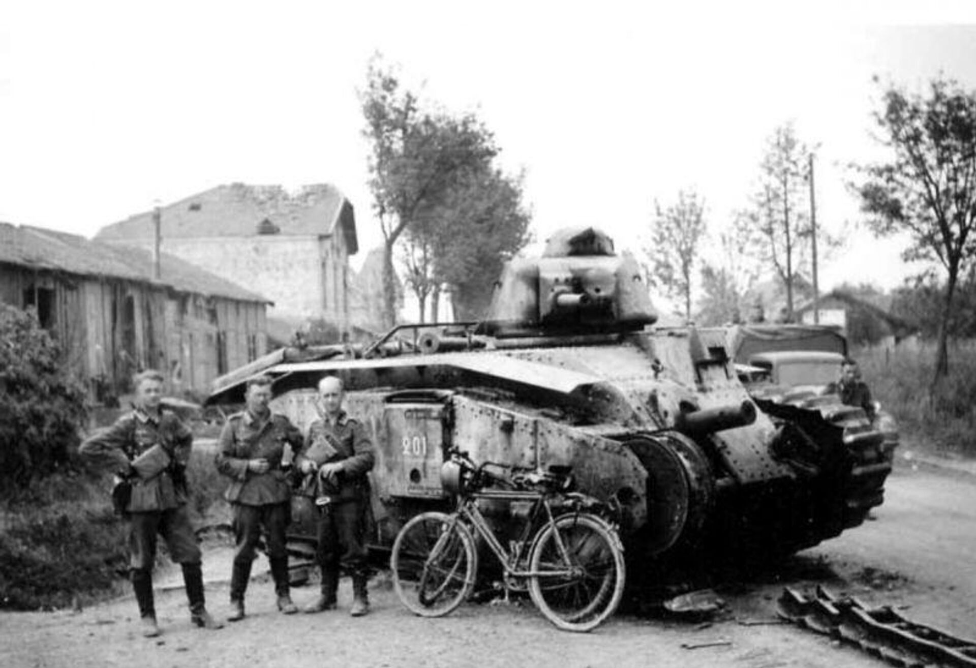 Немецкие солдаты рядом с подбитым французским танком Char В1-bis №201 France, май-июнь 1940 года - РИА Новости, 1920, 07.05.2026