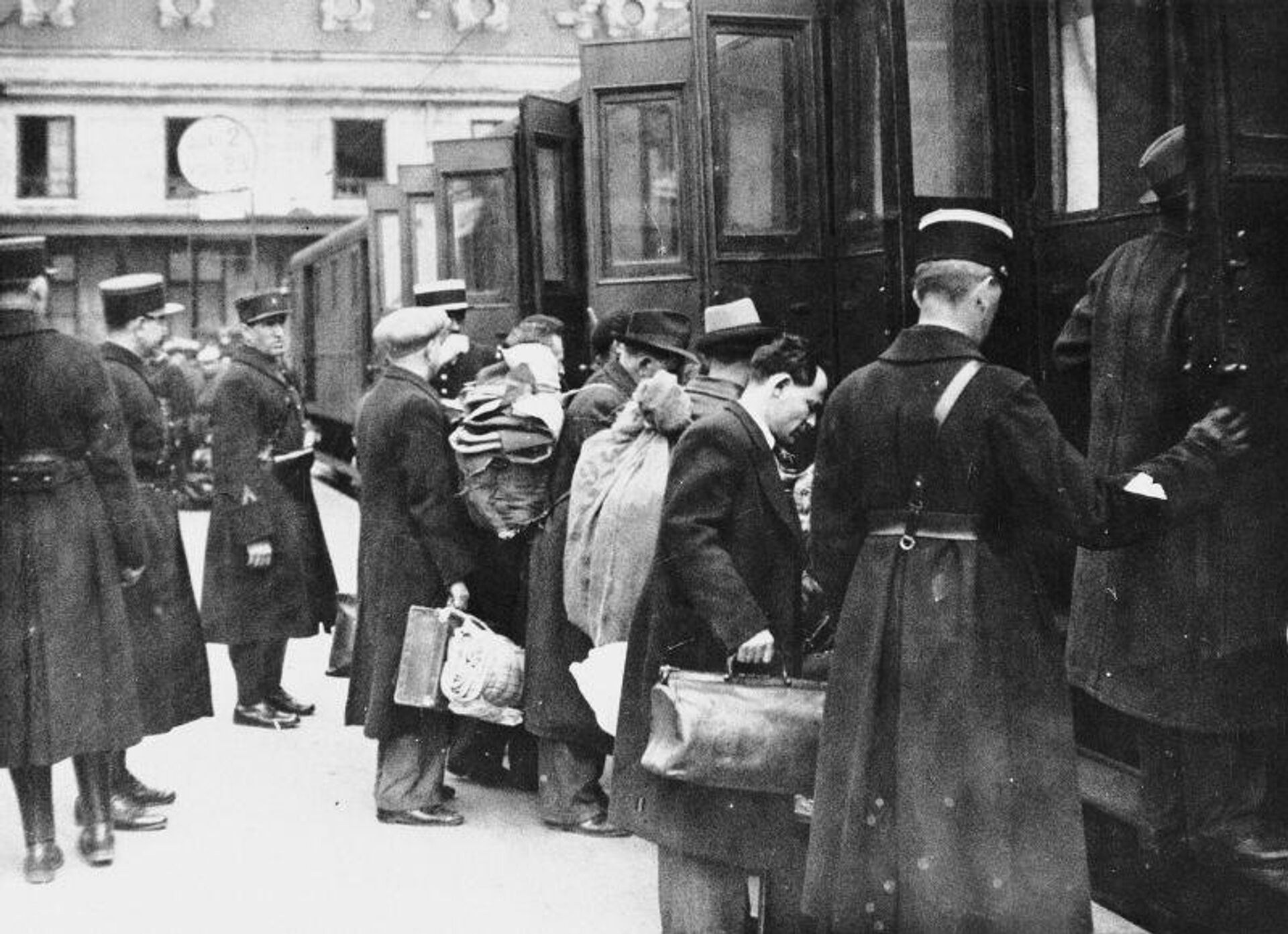 Французская полиция депортирует евреев из Парижа, 14 мая 1941 года. Среди депортированных был Сандро Фазини (Саул Файнзильберг) - брат Ильи Ильфа, погибший позже в концлагере  - РИА Новости, 1920, 07.05.2026