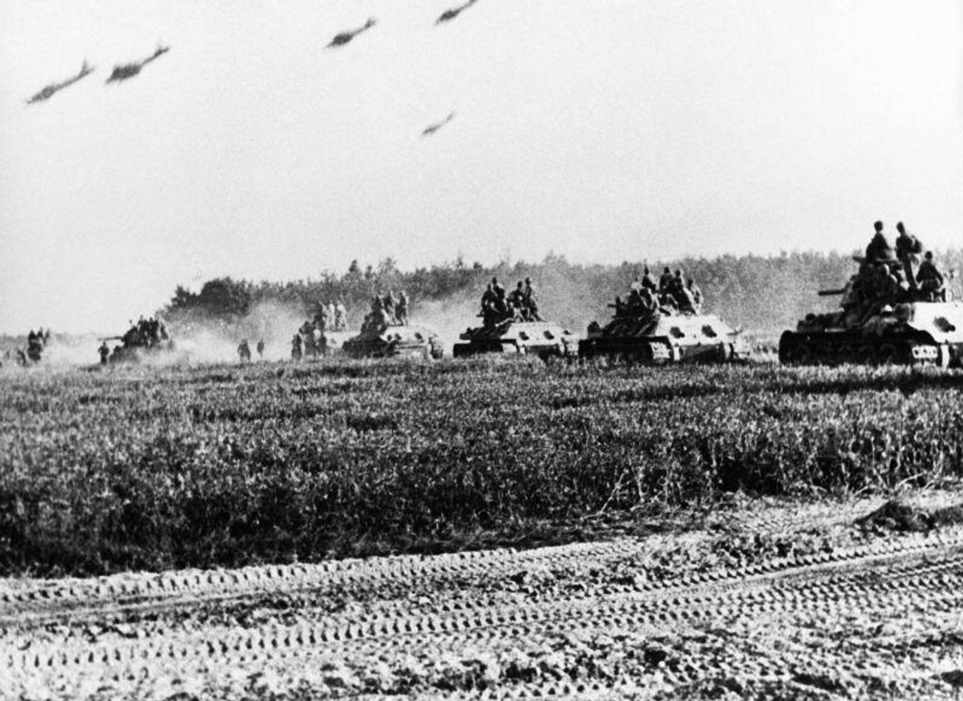 Колонна 5-й гв. танковой армии выдвигается к Прохоровке, июль 1943 года - РИА Новости, 1920, 07.05.2026