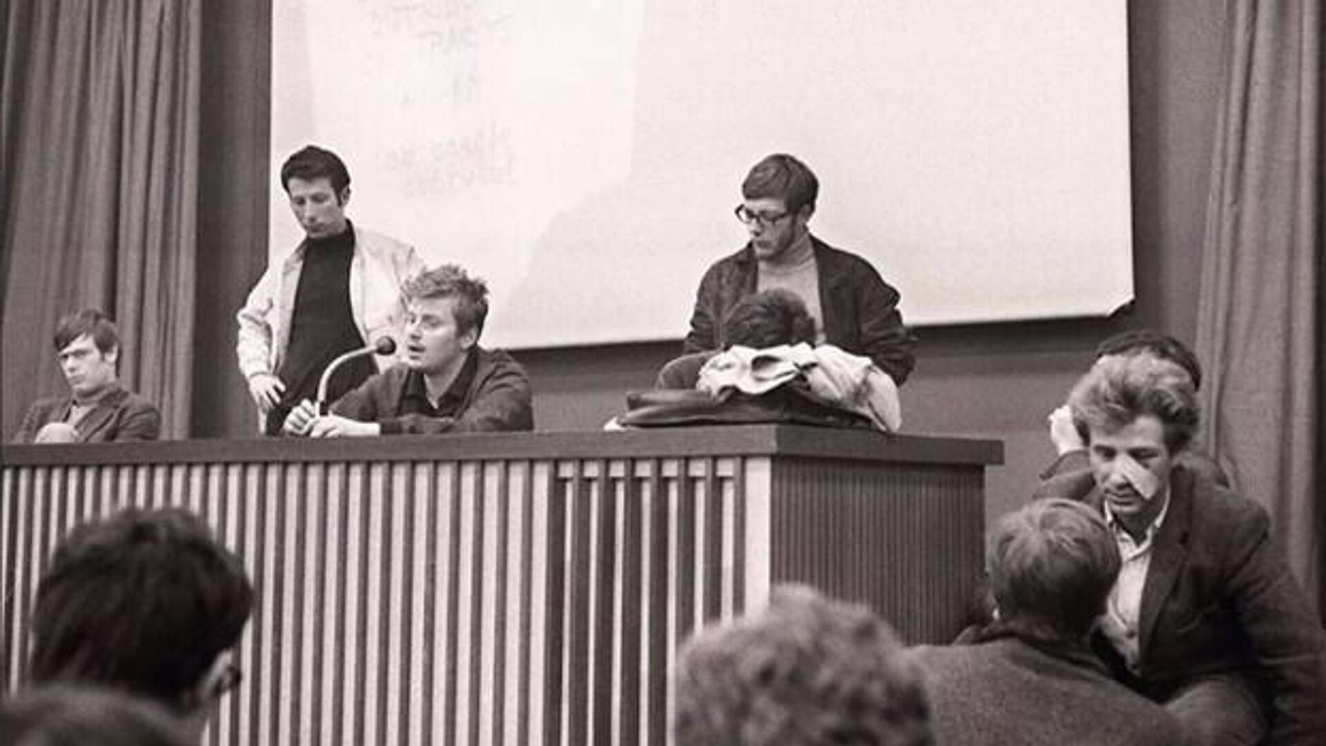 Даниэль Кон-Бендит и участники Движения 22 марта на факультете Нантера 10 мая 1968 - РИА Новости, 1920, 08.05.2026