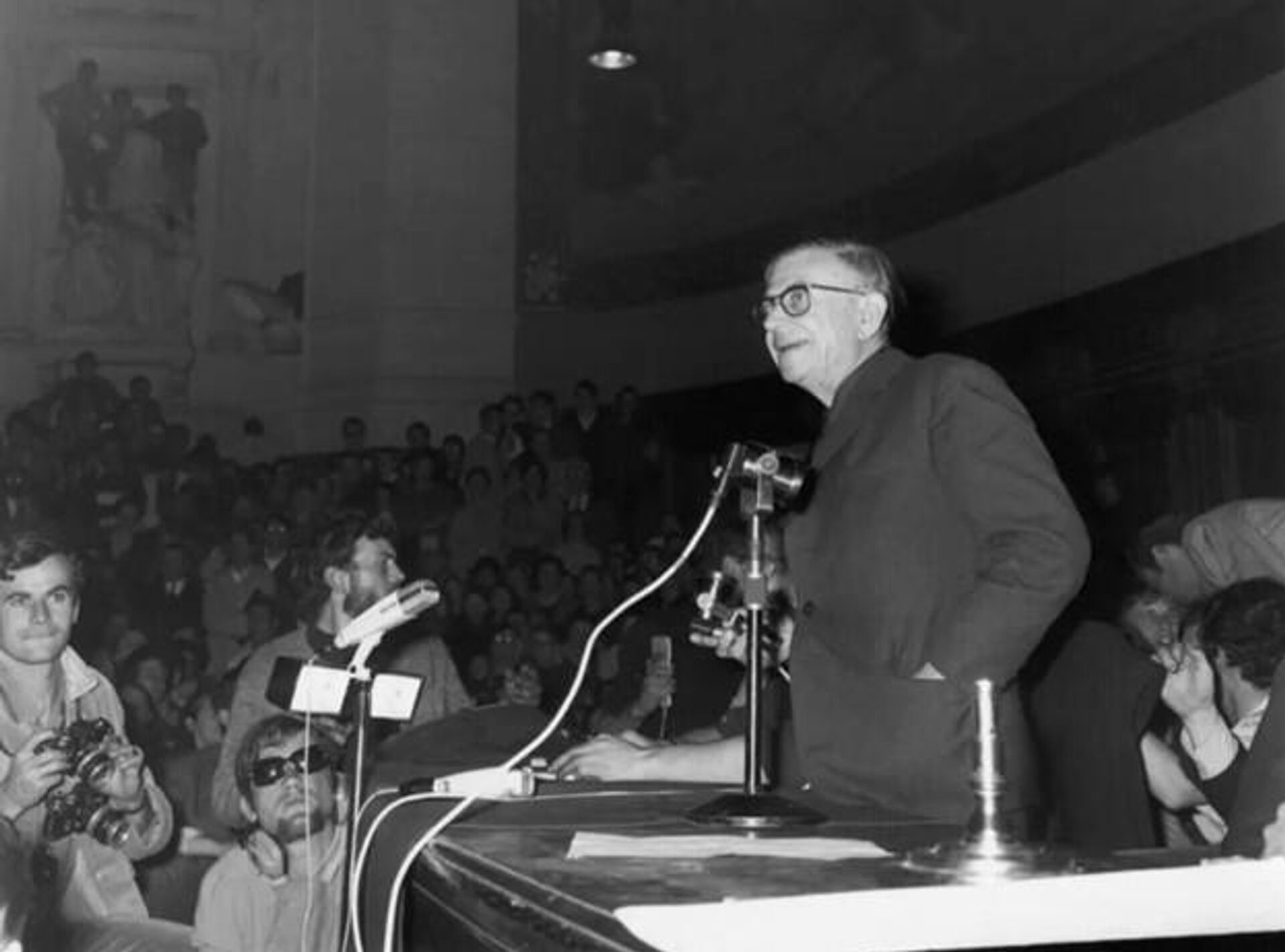 Жан-Поль Сартр перед студентами Сорбонны 22 мая 1968 года - РИА Новости, 1920, 08.05.2026
