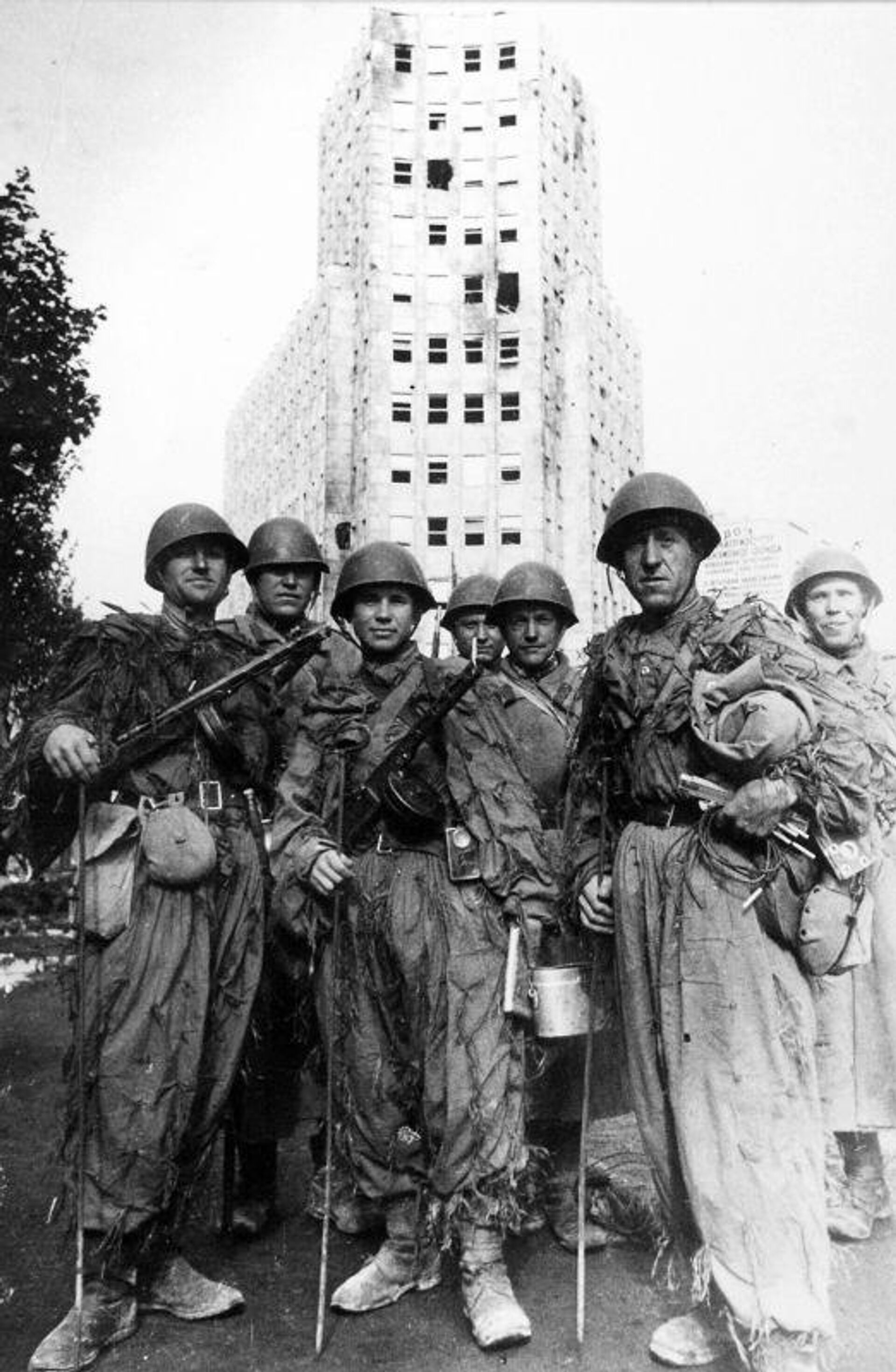 Советские сапёры на фоне гостиницы Албания. Белград, 20 октября 1944 года - РИА Новости, 1920, 09.05.2026