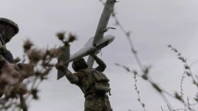 Украинские военнослужащие запускают БПЛА