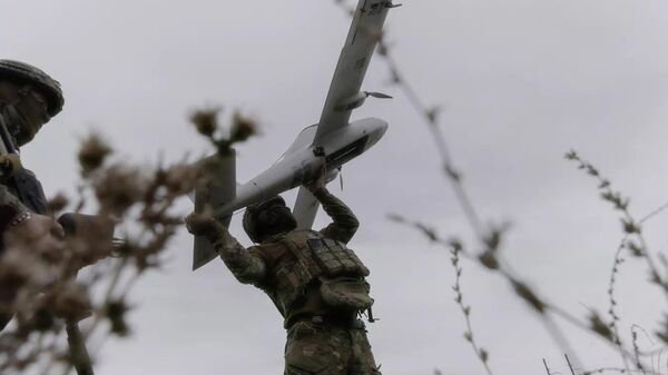 Украинские военнослужащие запускают БПЛА Украинские военнослужащие запускают БПЛА