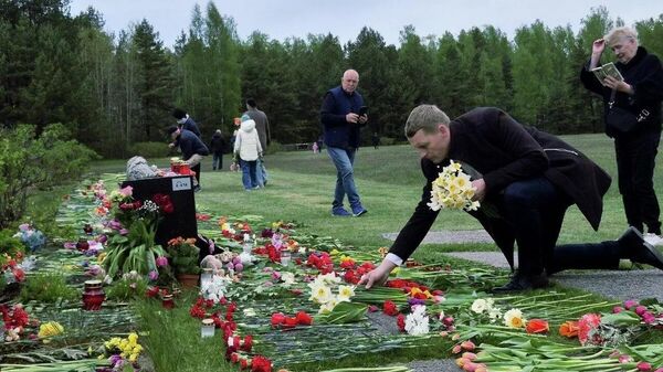 Депутат городской думы Елгавы Андрей Пагор во время возложения цветов в памятном комплексе Саласпилс. 9 мая 2026