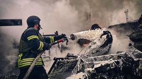 Украинские пожарные на месте пожара под Киевом Украинские пожарные на месте пожара под Киевом