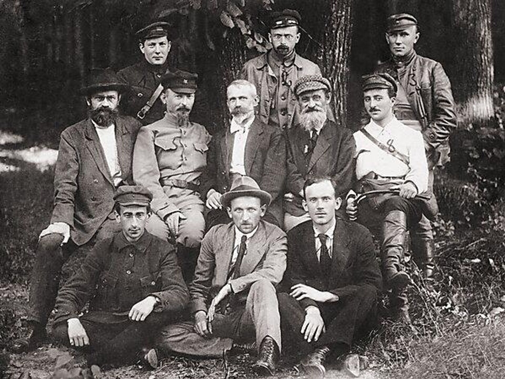 Польревком (временное правительство Социалистической Польши, 1920 год). Во втором ряду: второй - Феликс Дзержинский, третий - Юлиан Мархлевский, четвёртый - Феликс Кон Польревком (временное правительство Социалистической Польши, 1920 год). Во втором ряду: второй - Феликс Дзержинский, третий - Юлиан Мархлевский, четвёртый - Феликс Кон - РИА Новости, 1920, 14.05.2026