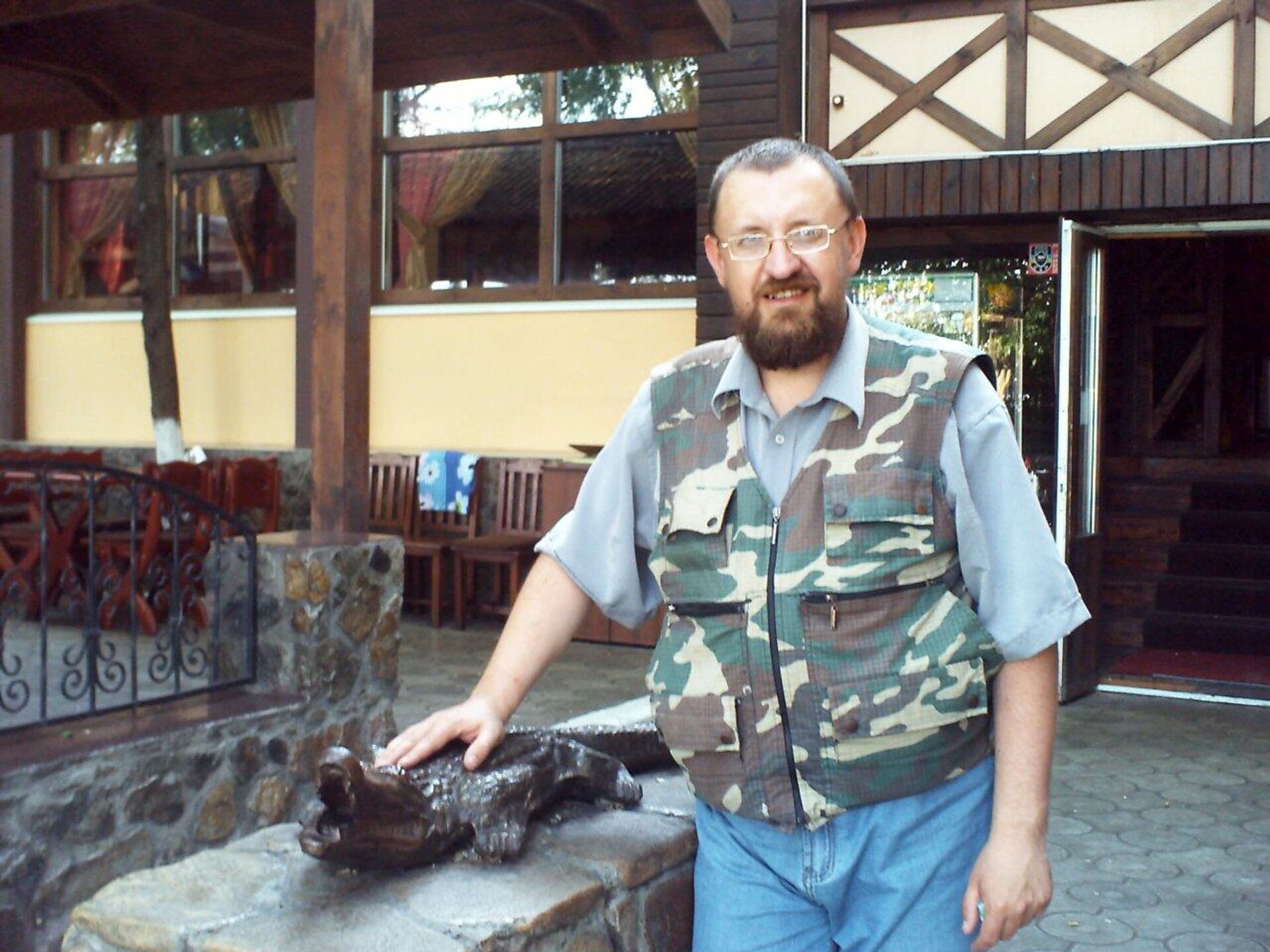 Александр Дмитриевский и памятник крокодилу Годзилле в Мариуполе - РИА Новости, 1920, 15.05.2026
