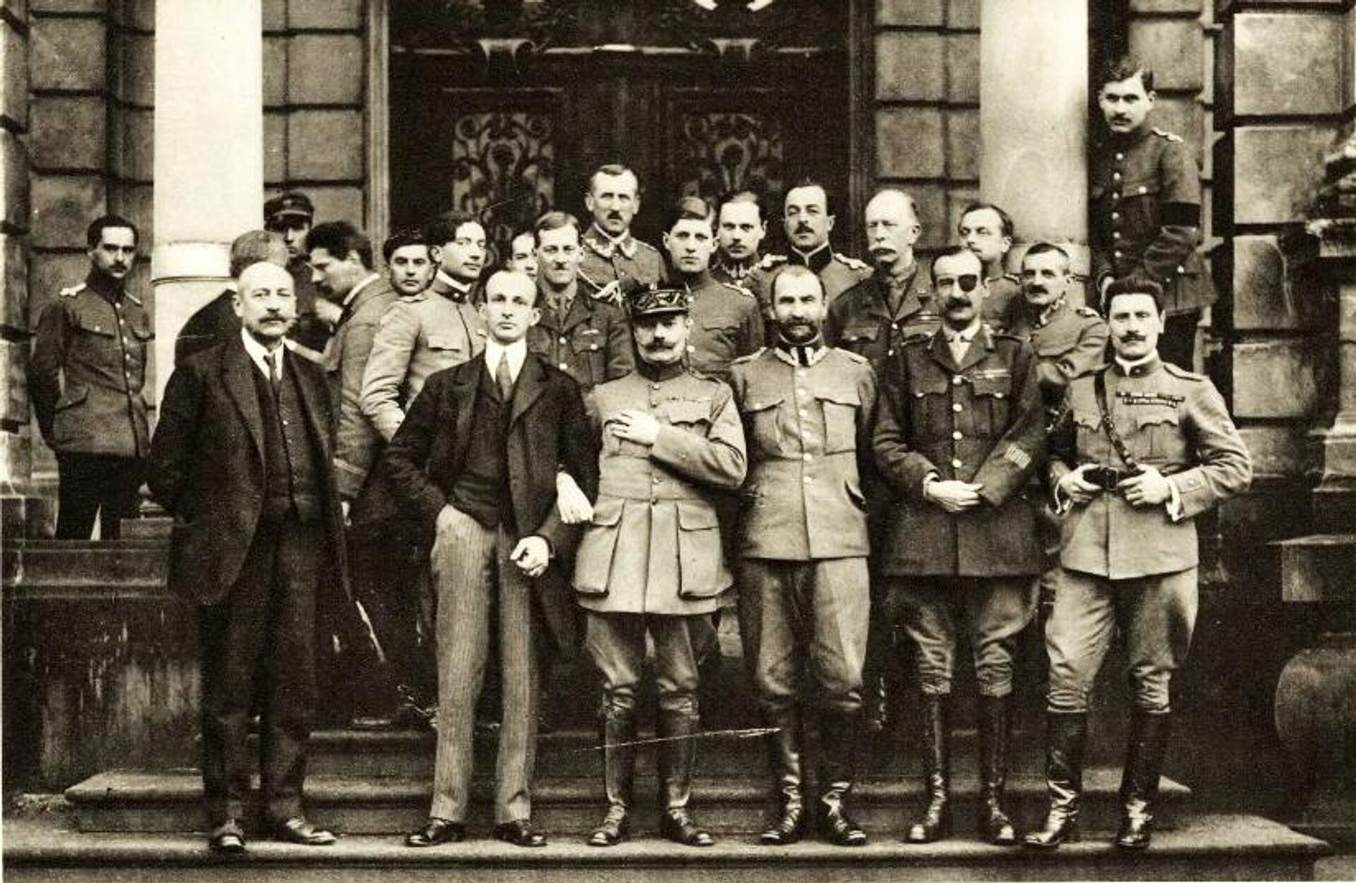 Союзная миссия во Львове, февраль 1919 года. Четвёртый в первом ряду - Тадеуш Розвадовский Союзная миссия во Львове, февраль 1919 года. Четвёртый в первом ряду - Тадеуш Розвадовский - РИА Новости, 1920, 15.05.2026