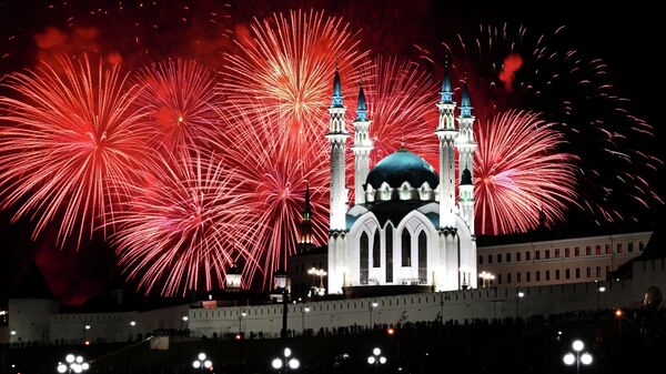 Праздничный салют в городах России