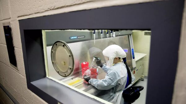 Сотрудник лаборатории в Медицинском НИИ инфекционных заболеваний армии США на базе Форт-Детри