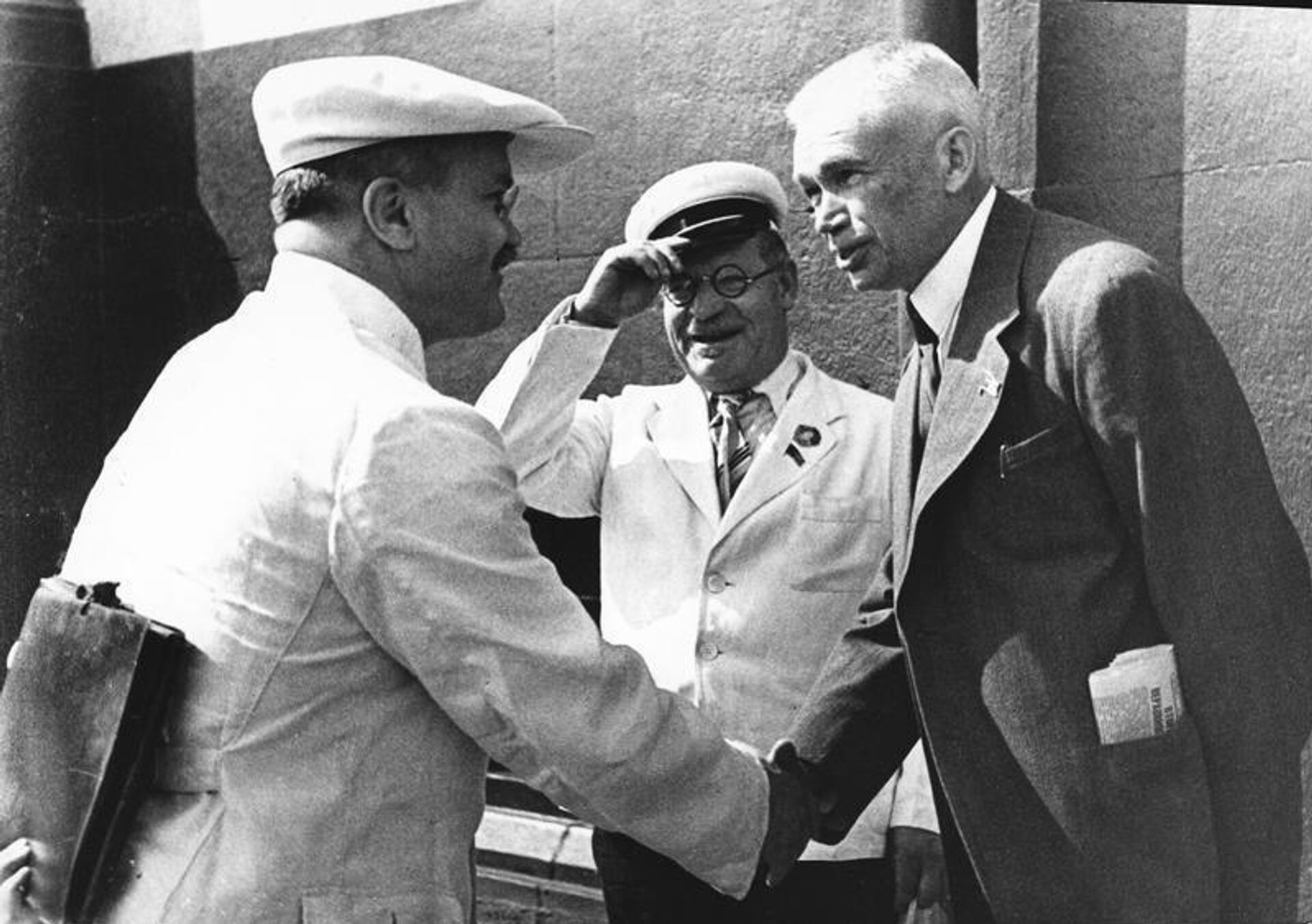 Депутаты Верховного Совета СССР Вячеслав Молотов, Николай Бурденко и Александр Богомолец, 1938 год Депутаты Верховного Совета СССР Вячеслав Молотов, Николай Бурденко и Александр Богомолец, 1938 год - РИА Новости, 1920, 19.05.2026