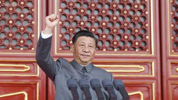 Си Цзиньпин на трибуне