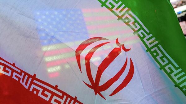 Флаг США виден сквозь флаг Ирана