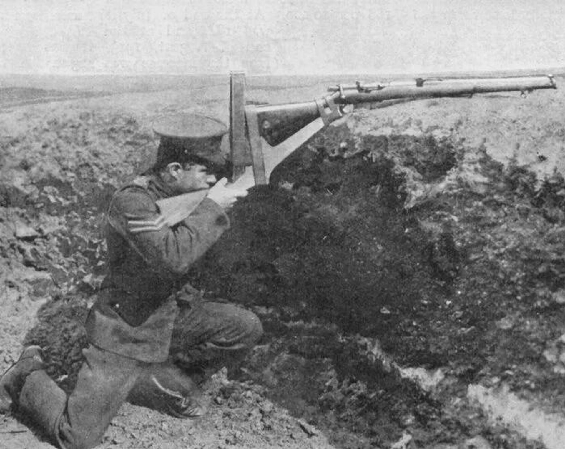 Британский капрал демонстрирует стрельбу из перископной винтовки - РИА Новости, 1920, 25.05.2026