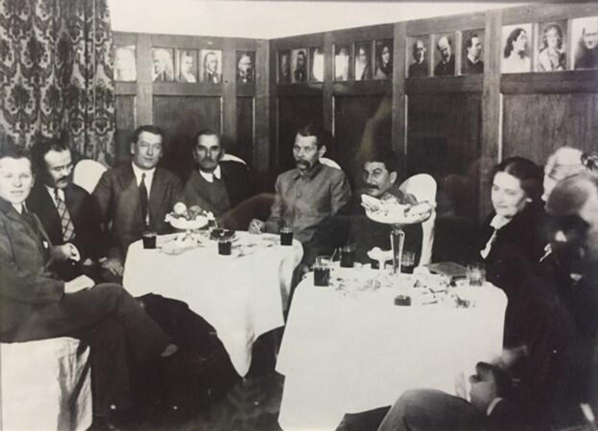 Во время антракта на спектакле по пьесе Любовь Яровая, 1928 год. Второй слева - Вячеслав Молотов, четвёртый - Константин Тренёв, пятый - Максим Горький, шестой - Иосиф Сталин Во время антракта на спектакле по пьесе Любовь Яровая, 1928 год. Второй слева - Вячеслав Молотов, четвёртый - Константин Тренёв, пятый - Максим Горький, шестой - Иосиф Сталин - РИА Новости, 1920, 26.05.2026