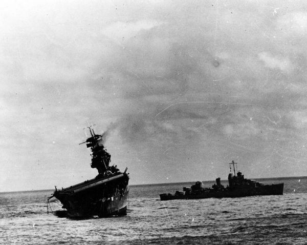 Команда покидает повреждённый авианосец Йорктаун, 4 июня 1942 года