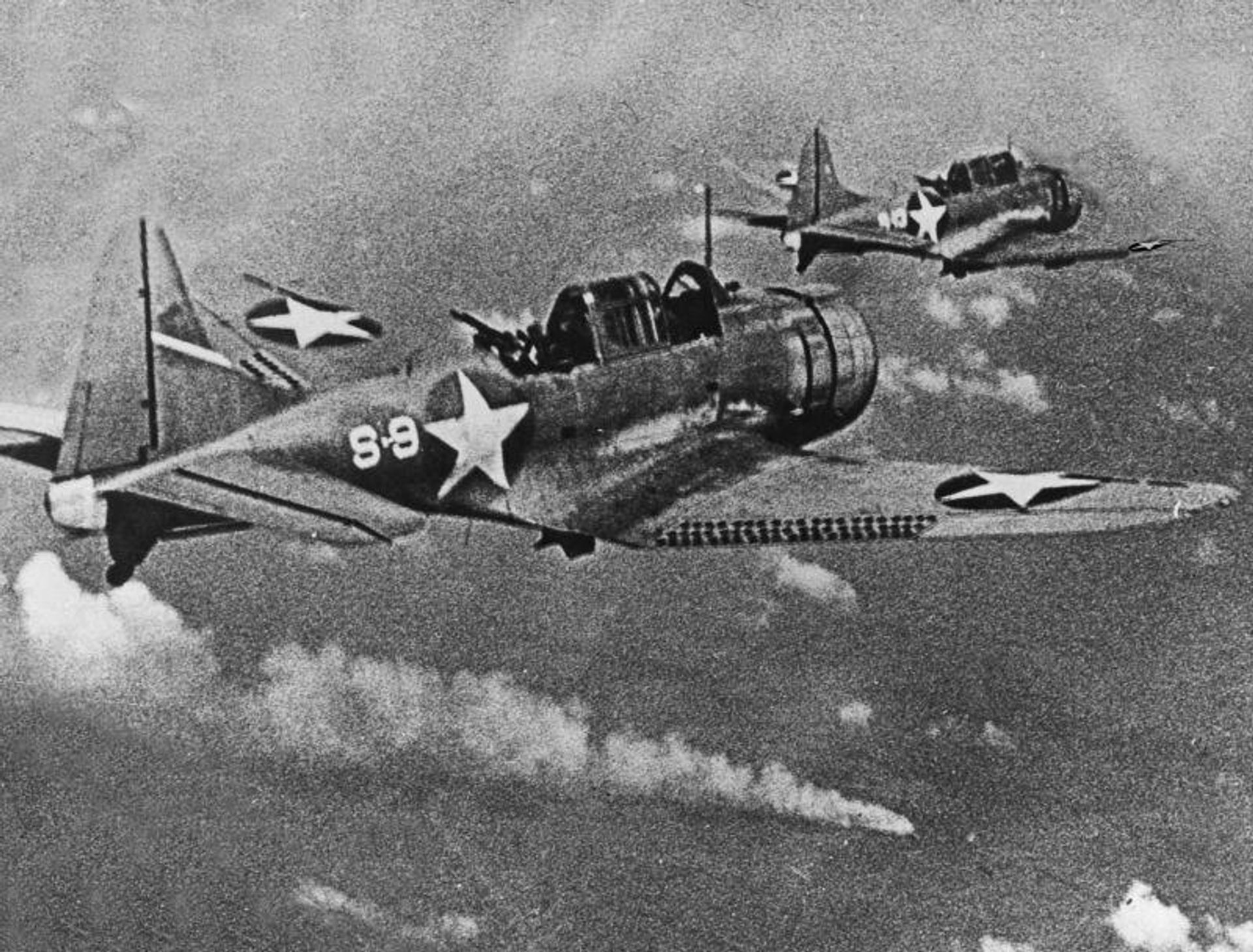 Американские пикирующие бомбардировщики Douglas SBD-3 Dauntless с авианосца Хорнет атакуют японский тяжёлый крейсер Микума. Мидуэй, 6 июня 1942 года - РИА Новости, 1920, 26.05.2026