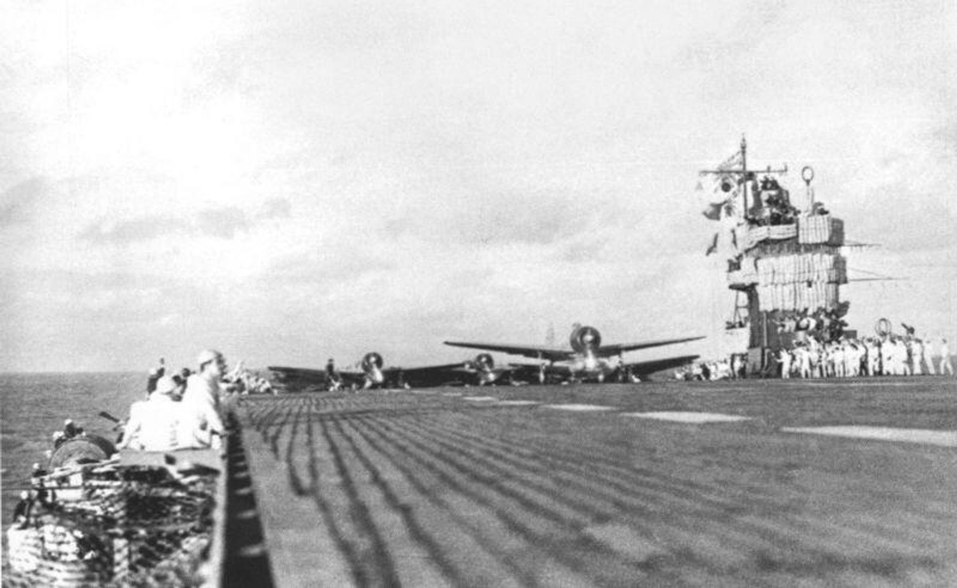 Японские истребители Mitsubishi A6M Zero на палубе авианосце Акаги. Пёрл-Харбор, 7 декабря 1941 года - РИА Новости, 1920, 26.05.2026