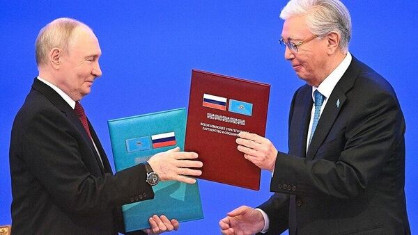 Президент России Владимир Путин и лидер Казахстана Касым-Жомарт Токаев приняли совместное заявление о семи основах дружбы российского и казахстанского народов Президент России Владимир Путин и лидер Казахстана Касым-Жомарт Токаев приняли совместное заявление о семи основах дружбы российского и казахстанского народов