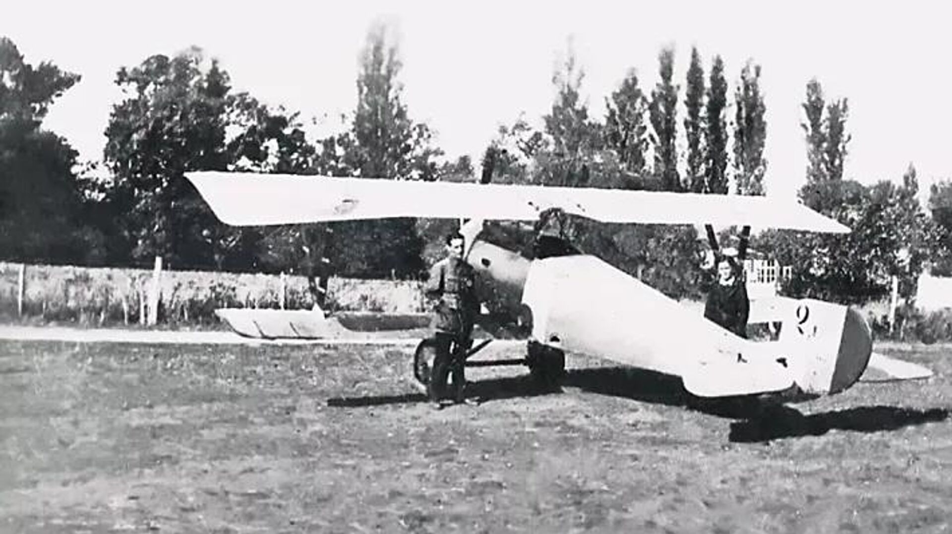 Константин Арцеулов около своего самолёта Nieuport XXI, 1916 год Константин Арцеулов около своего самолёта Nieuport XXI, 1916 год - РИА Новости, 1920, 29.05.2026