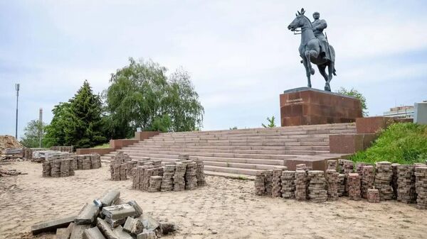 Луганск – стартовала масштабная реконструкция сквера у памятника Клименту Ворошилову (на фото)