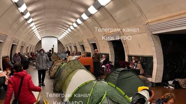 Жители Киева уже заранее расставляют палатки в метро