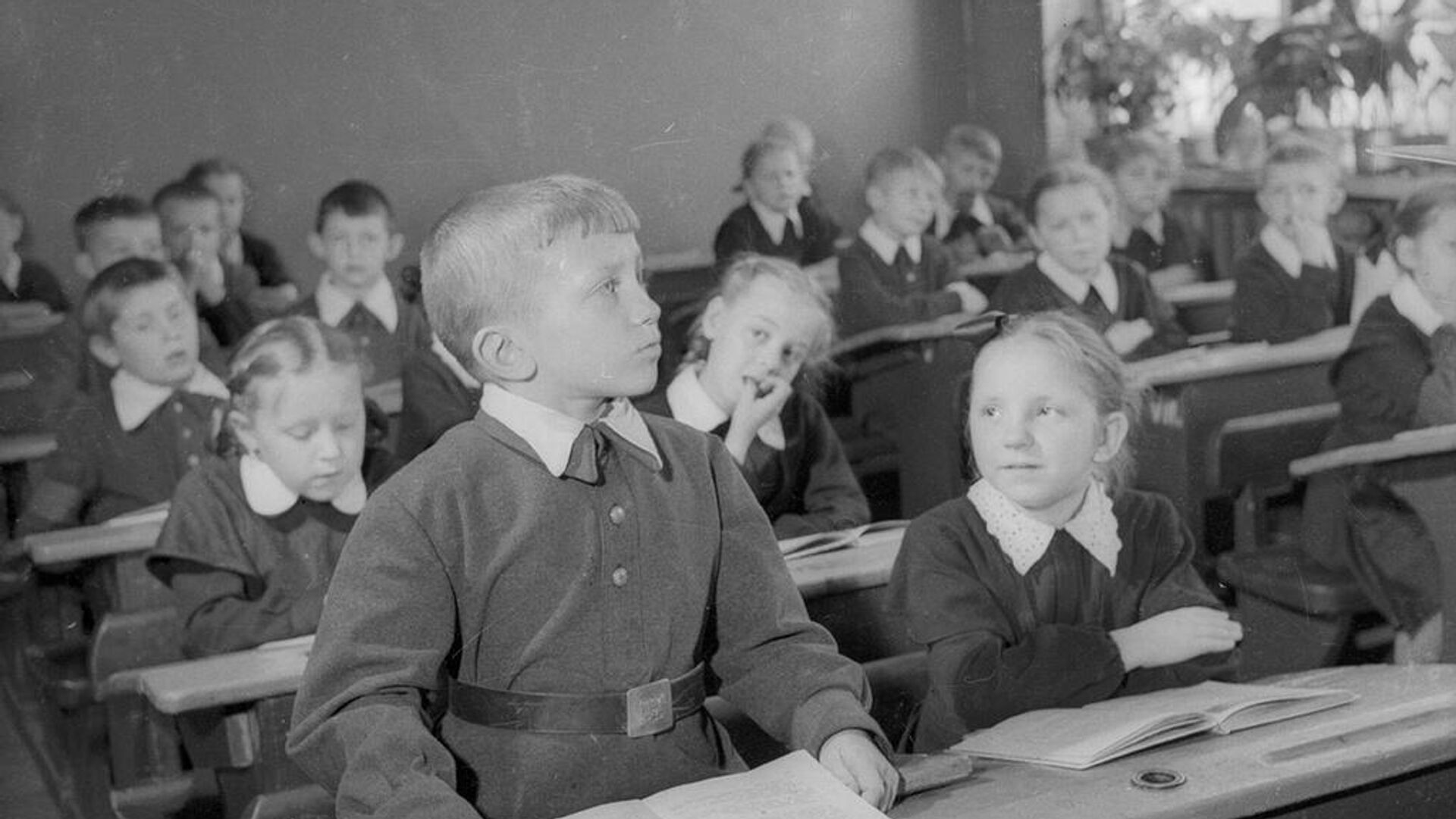 Занятия в школе. Ленинград, 1956 год - РИА Новости, 1920, 07.06.2026