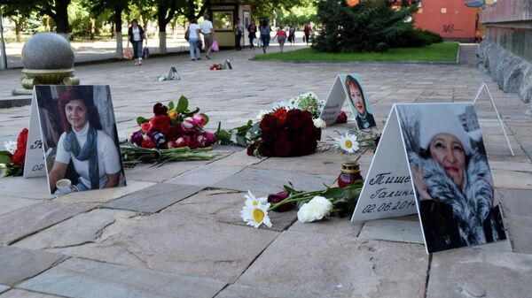 временный мемориал жертвам авиаудара ВСУ по зданию Луганской областной госадминистрации (ОГА) 2 июня 2014 года временный мемориал жертвам авиаудара ВСУ по зданию Луганской областной госадминистрации (ОГА) 2 июня 2014 года